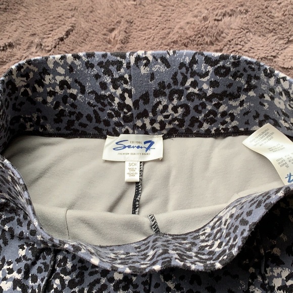 Seven7 printed leggings. - Picture 3 of 4